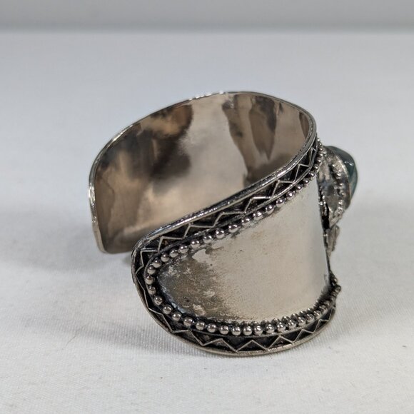 Chunky handmade cuff bracelet with green stone inset - Picture 5 of 8